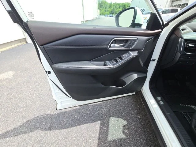 Used 2021 White Nissan SL image 21