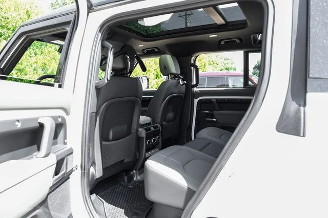New 2026 White Land Rover X-Dynamic SE image 48