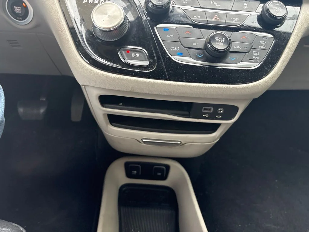 Used 2018 White Chrysler Touring L image 17