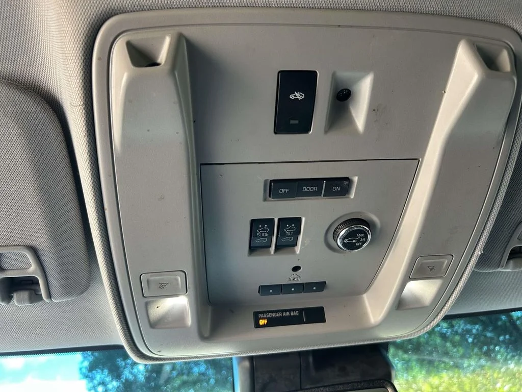 Used 2017 Silver GMC Denali image 21