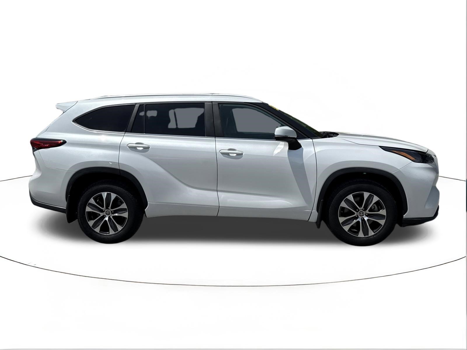 2023 Toyota Highlander XLE - Photo 2