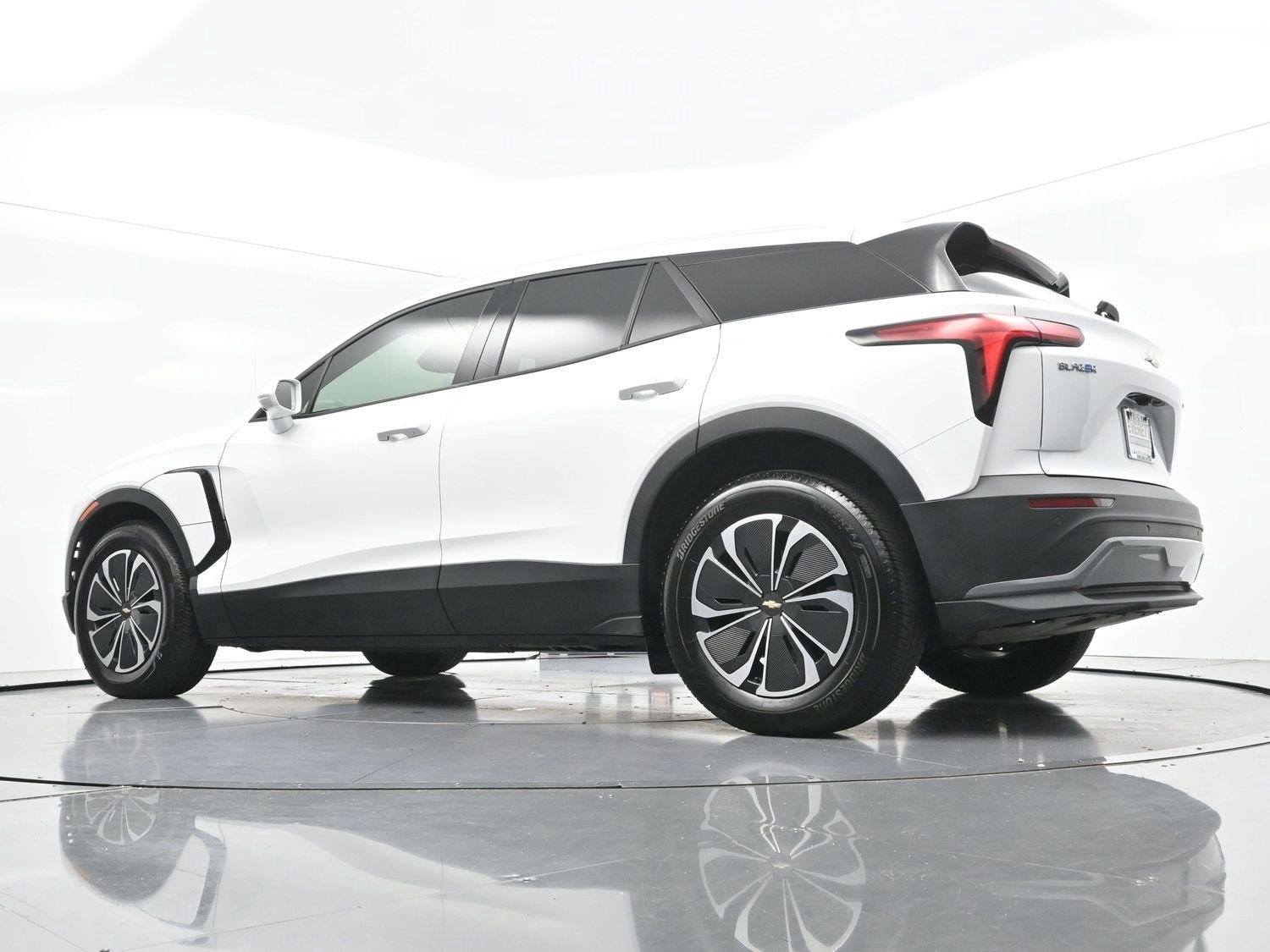 Used 2024 Summit White Chevrolet LT image 49