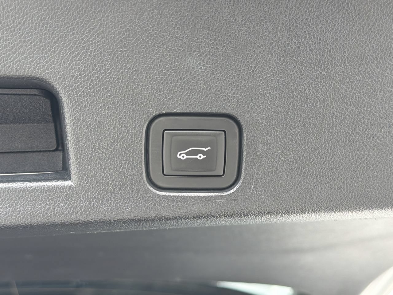 Used 2025 Summit White Chevrolet LT image 9