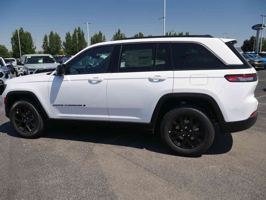 New 2026 Bright White Clear-Coat Exterior Paint Jeep Laredo image 16