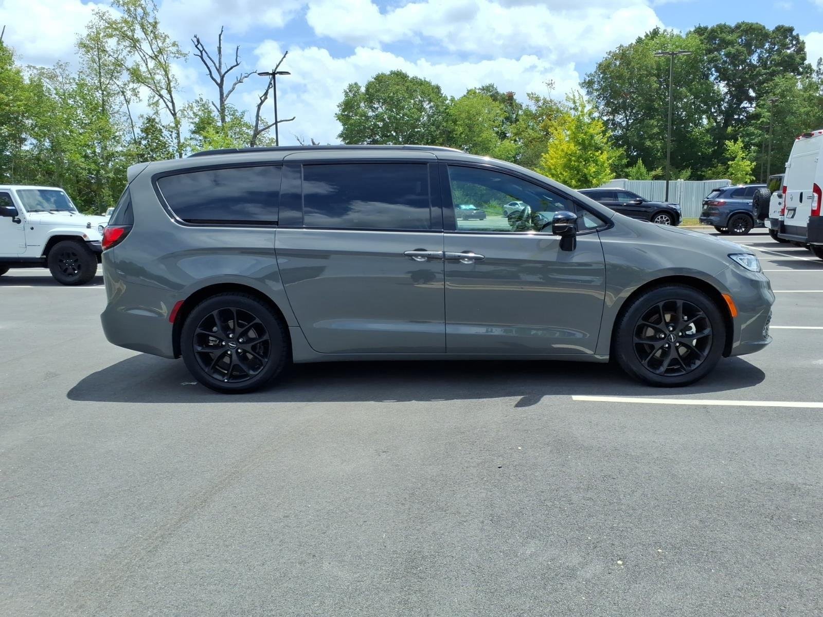 Used 2025 Ceramic Gray Clearcoat Chrysler Limited image 10