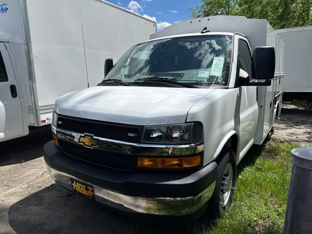 New 2025 Summit White Chevrolet 1WT image 13