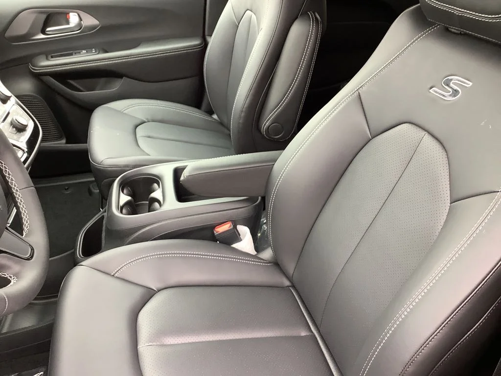 New 2026 Diamond Black Crystal Pearl-Coat Exterior Paint Chrysler Select image 16
