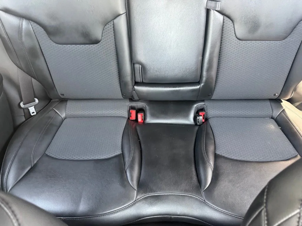 Used 2022 White Jeep Latitude image 28