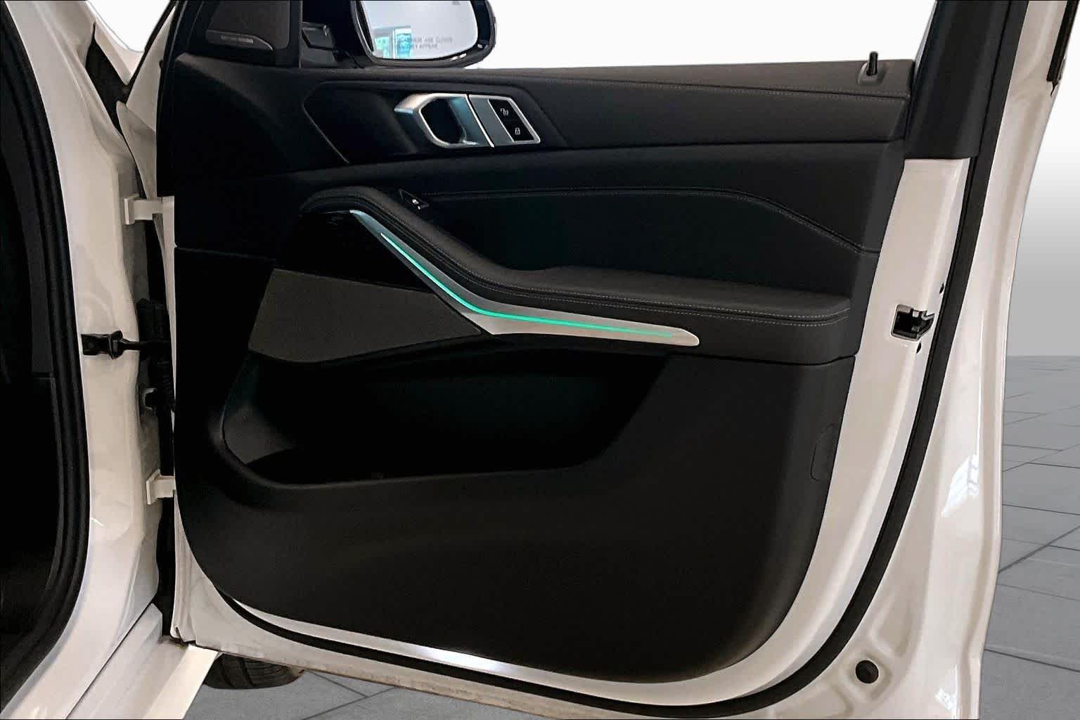 Used 2025 Mineral White Metallic BMW sDrive40i image 21