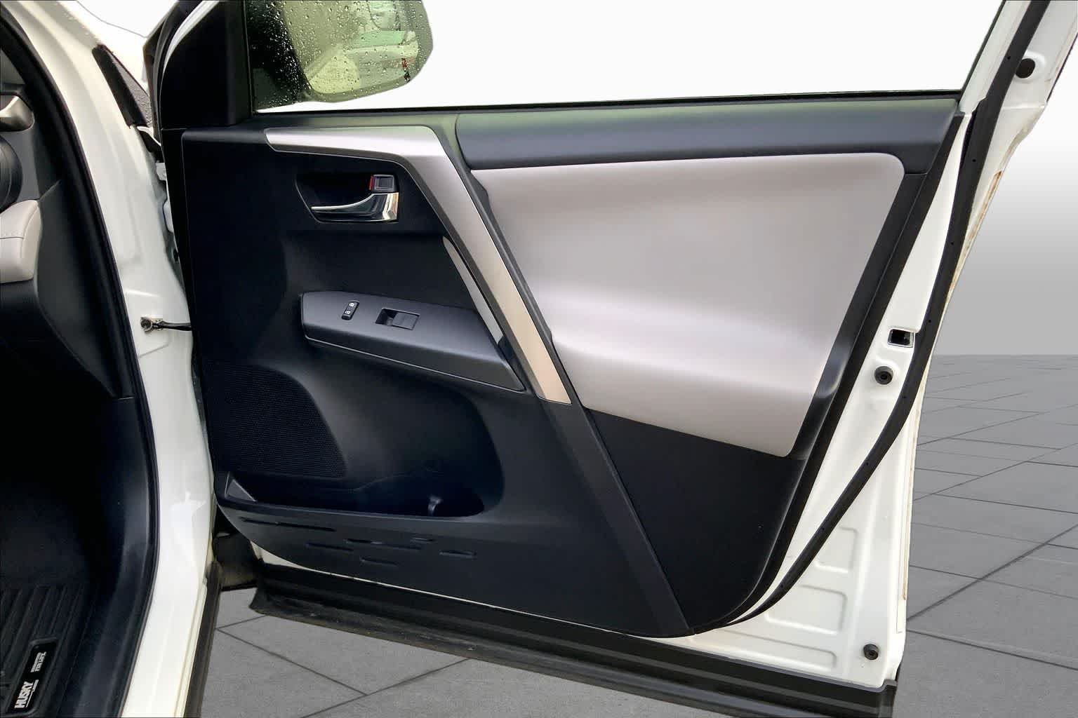 Used 2017 Super White Toyota XLE image 22