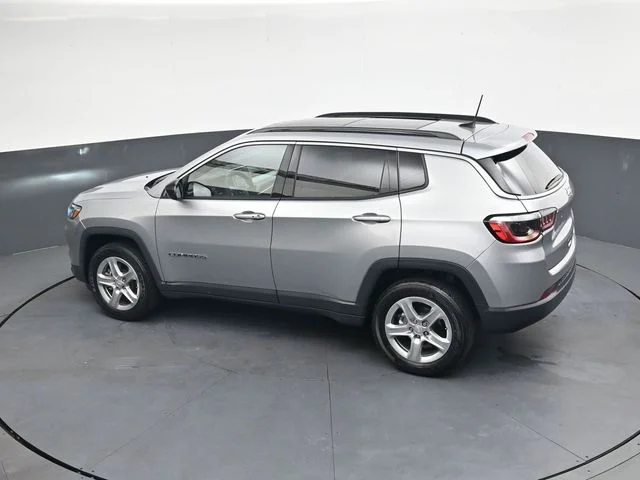 Used 2023 Silver Jeep Latitude image 27