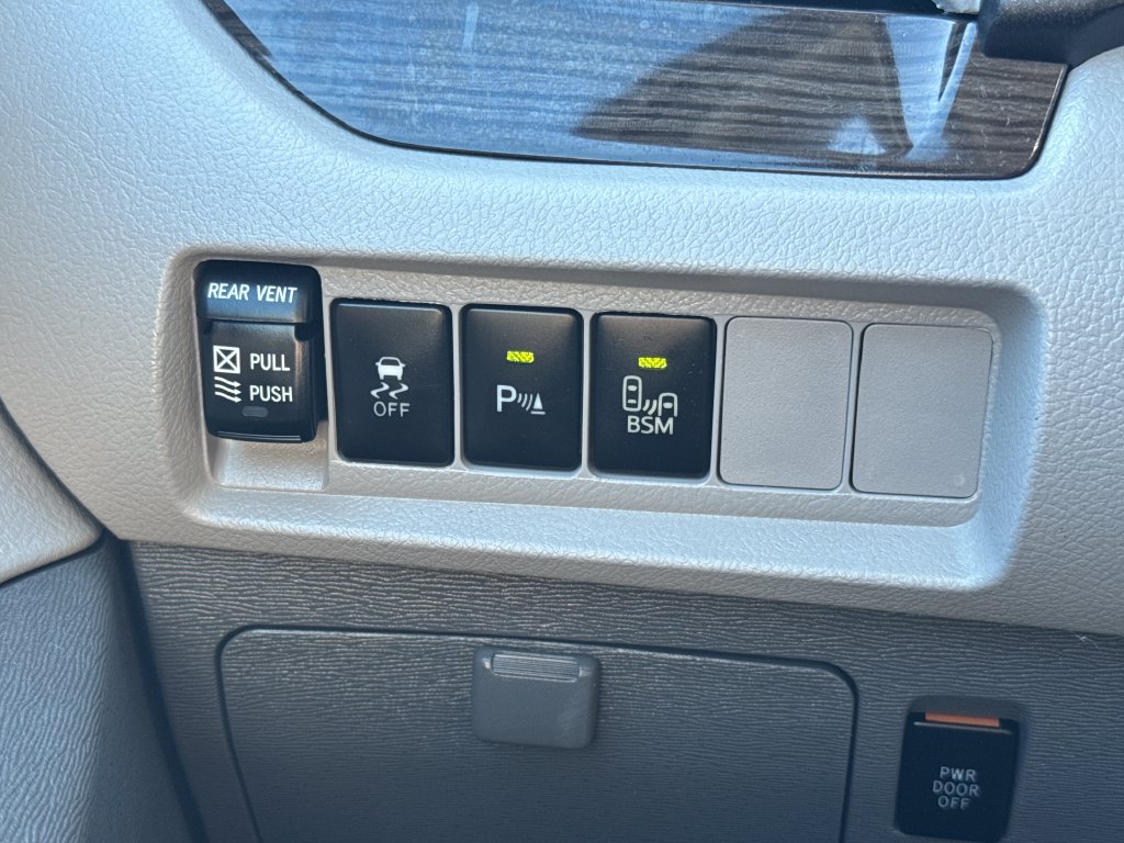 Used 2017 Gray Toyota XLE Premium image 33