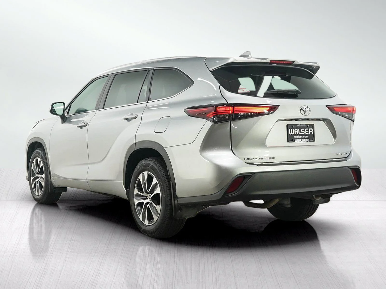 Used 2024 Silver Toyota XLE AWD (Natl) image 3