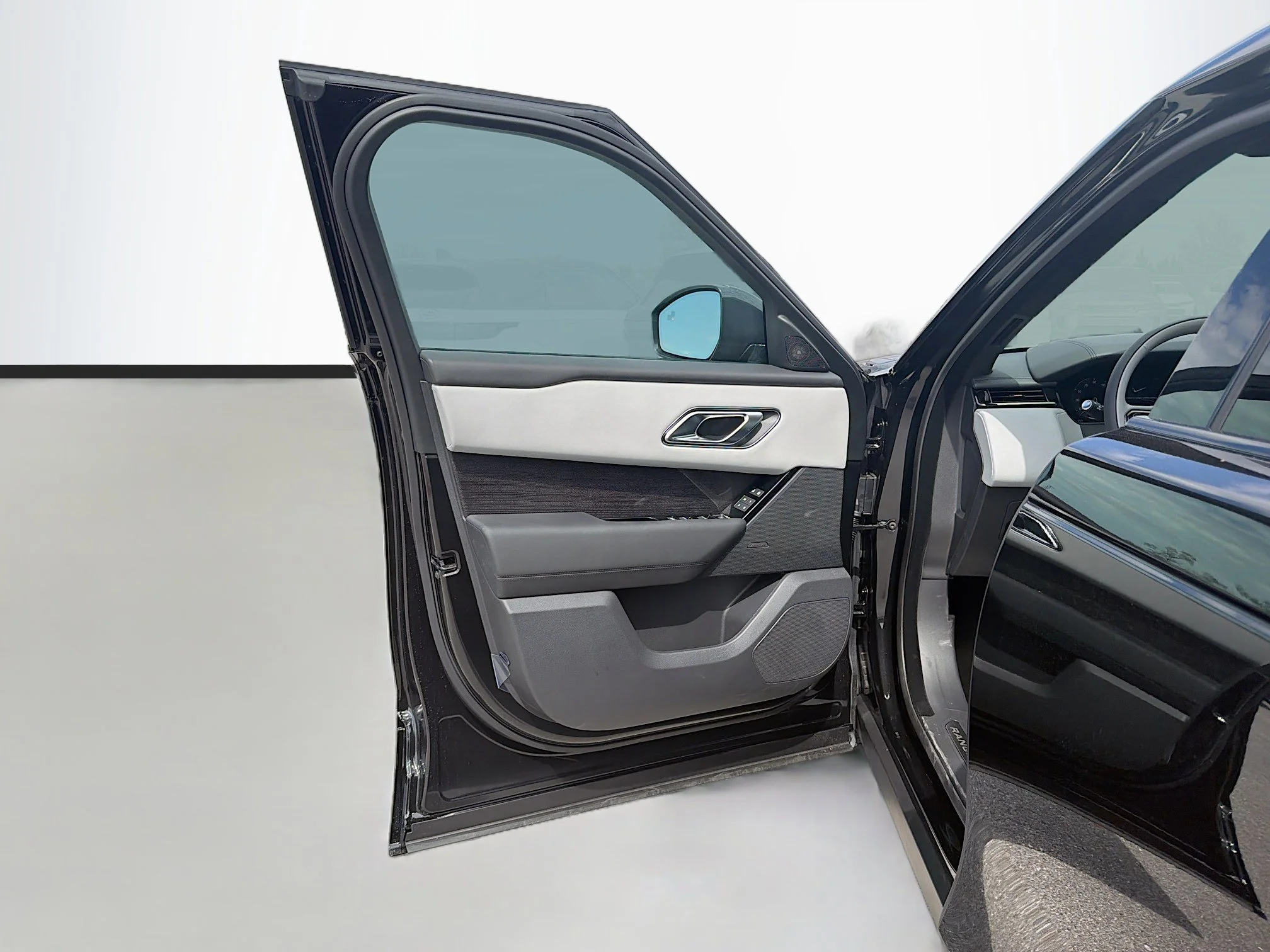 New 2026 Santorini Black Land Rover Dynamic SE image 22