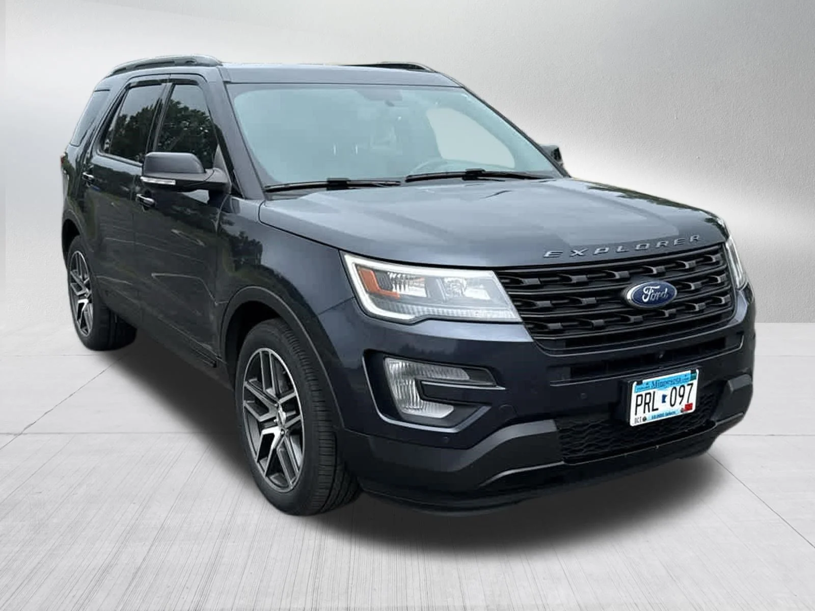 Used 2017 Smoked Quartz Metallic Tinted Clearcoat Ford Sport image 2
