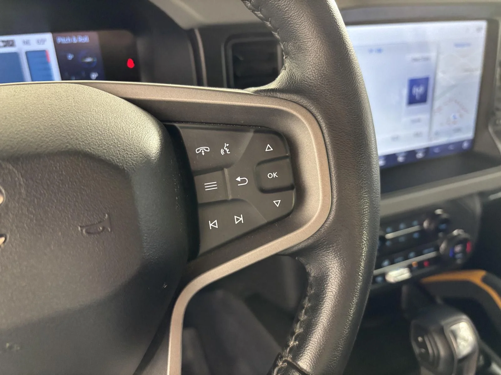 Used 2023 Cactus Gray Ford Badlands image 27