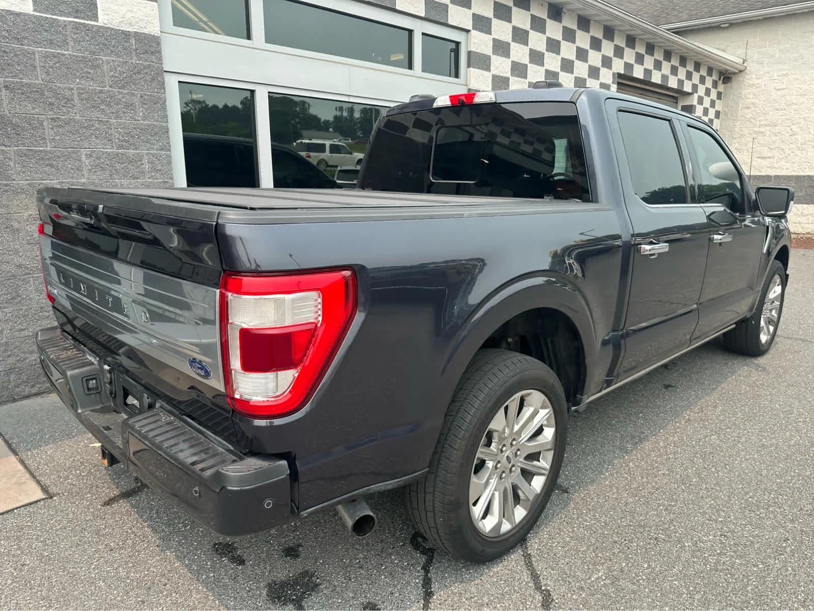 Used 2021 Smoked Quartz Metallic Tinted Clearcoat Ford Limited image 4