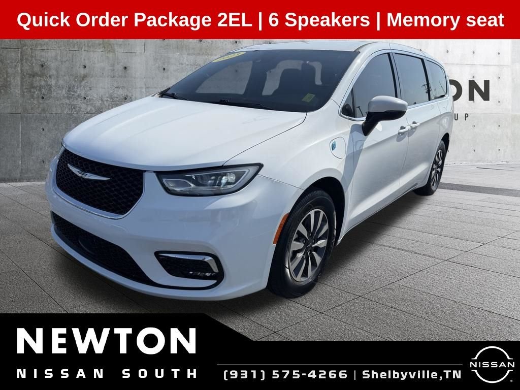 Used 2023 White Chrysler Touring L image 1