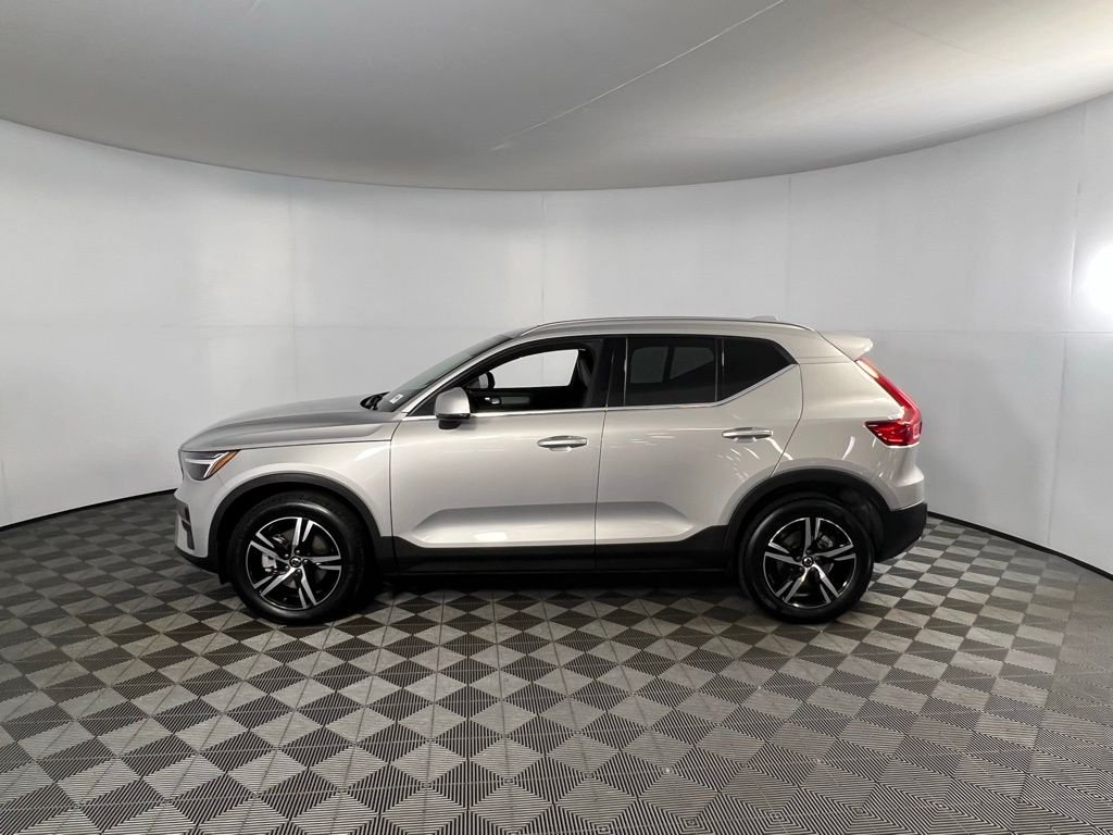 2025 Volvo XC40 Core photo 4