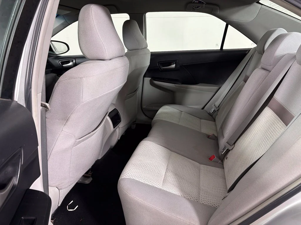 Used 2014 Silver Toyota LE image 31