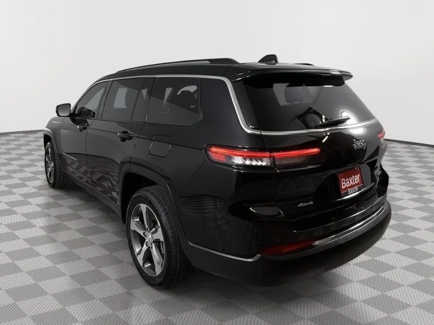 Used 2023 Diamond Black Crystal Pearlcoat Jeep Limited image 9