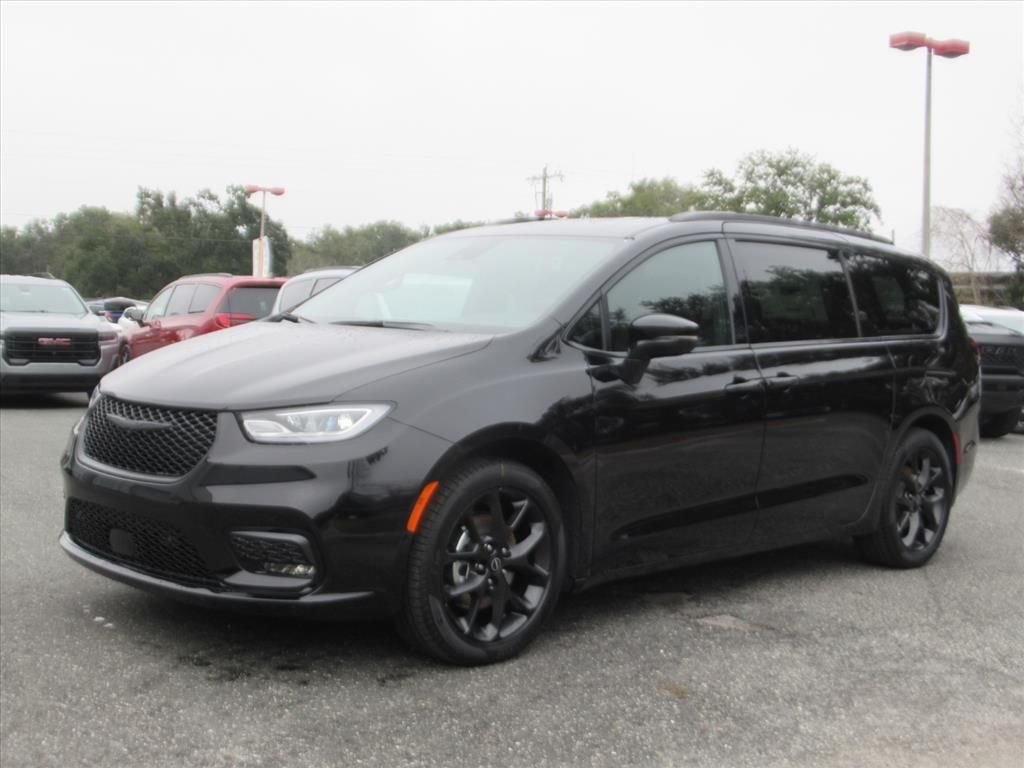 New 2026 Diamond Black Crystal Pearl-Coat Exterior Paint Chrysler Select image 3
