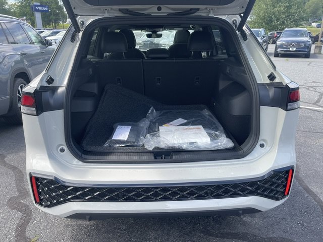 New 2026 Sandstone W/Deep Black Roof Volkswagen SE R-Line AWD image 9