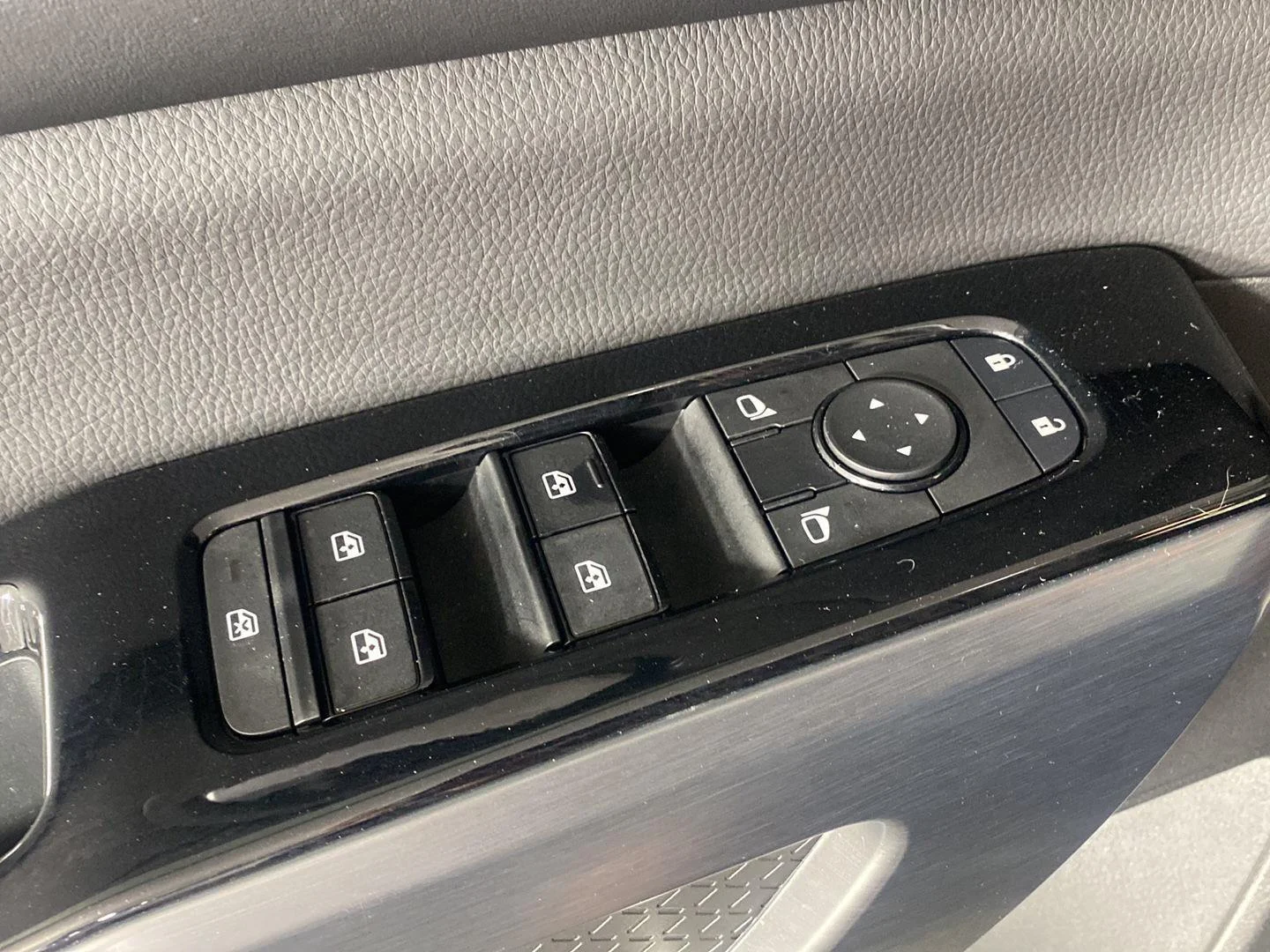 Used 2023 Gun Metallic Nissan SL 4WD image 14