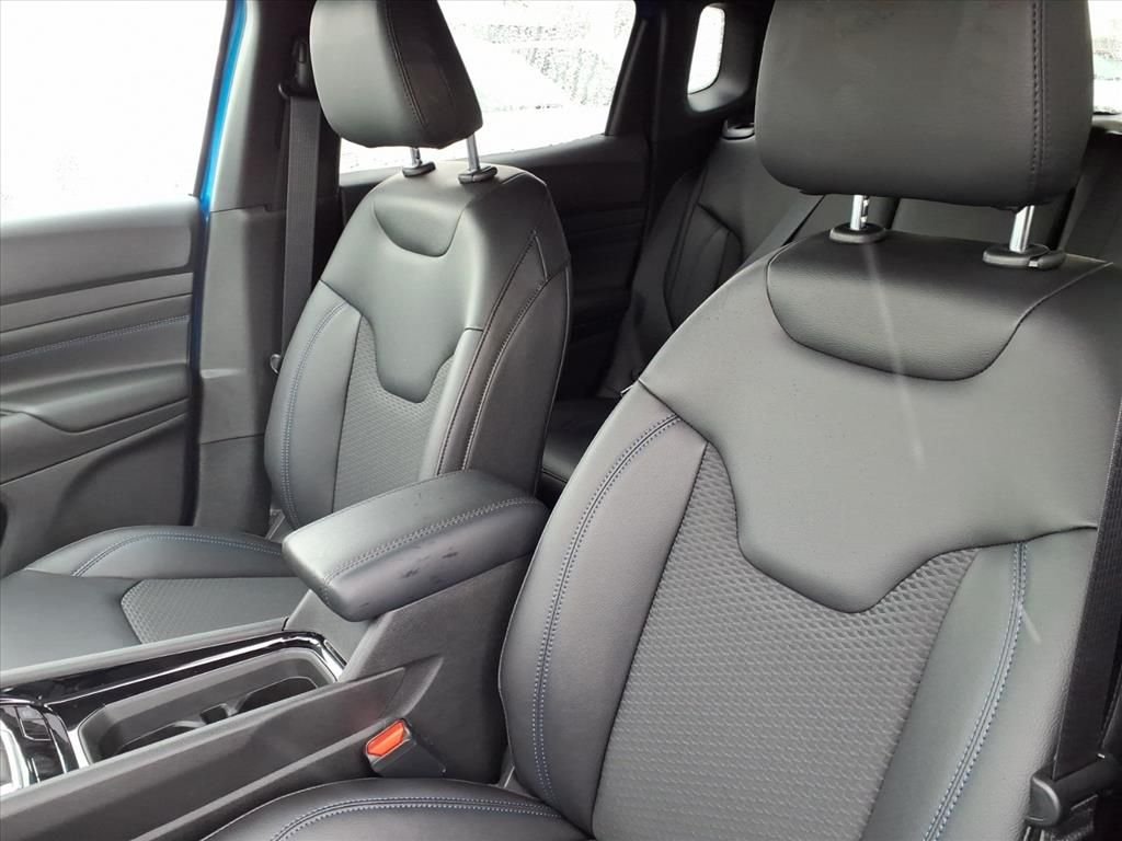 New 2026 Hydro Blue Pearl-Coat Exterior Paint Jeep Latitude image 9
