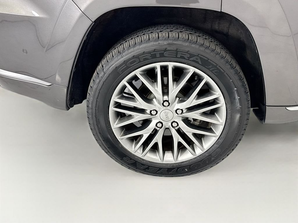 Used 2018 Crystal Metallic Jeep Summit image 31