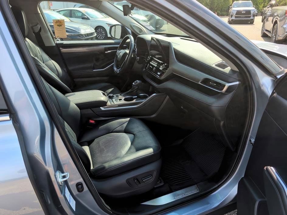 Used 2021 Moon Dust Toyota Platinum image 12