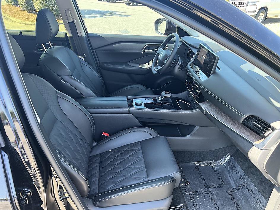 Used 2026 Super Black Nissan Platinum image 17