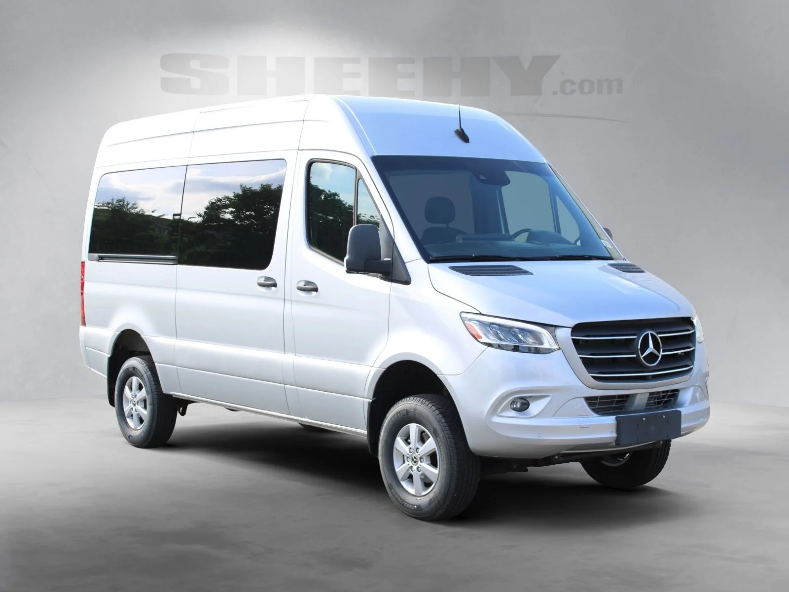 Used 2022  Mercedes-Benz Crew 144 WB image 2