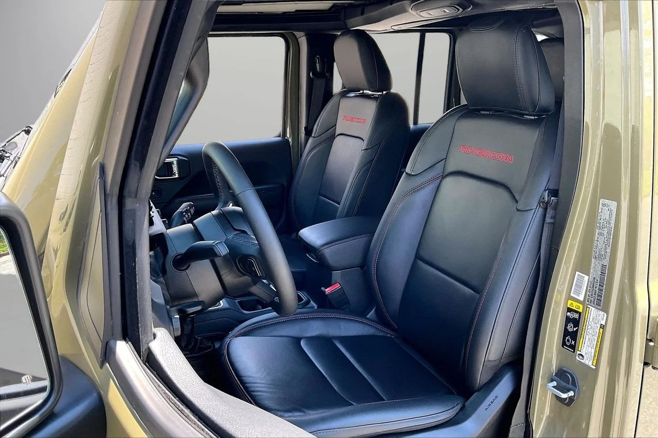 Used 2025  Jeep Rubicon image 21