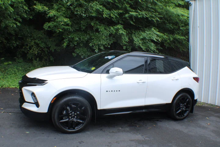 Used 2023 Iridescent Pearl Tricoat Chevrolet RS image 4