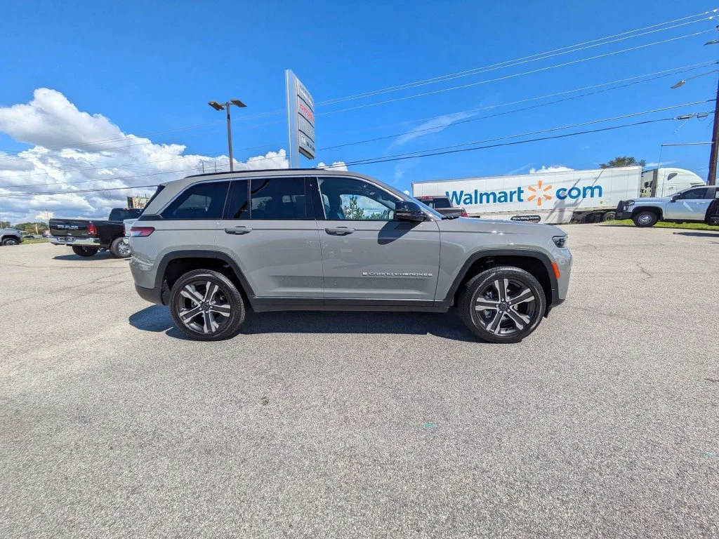 New 2027 Sting-Gray Clear-Coat Paint Jeep  image 3