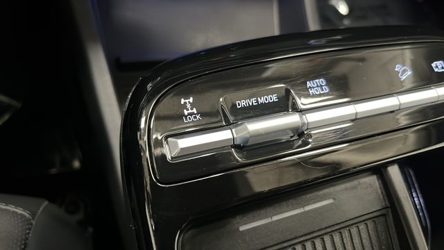 Used 2025 Creamy White Pearl Hyundai SEL Convenience image 34