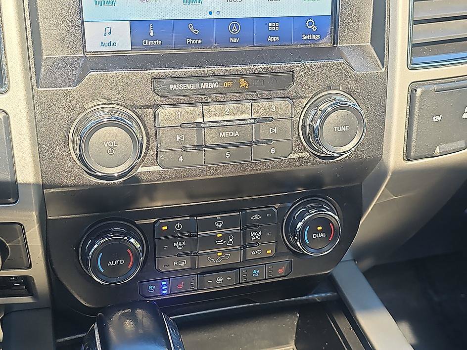 Used 2020 Agate Black Metallic Ford LARIAT image 23