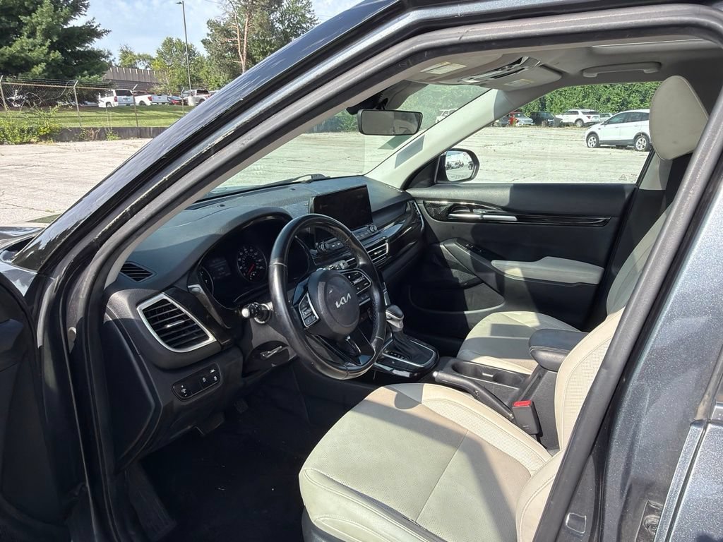 Used 2022 Gravity Gray Kia EX image 11