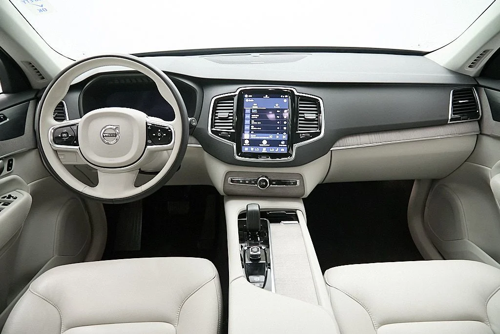 Used 2024 Vapour Grey Volvo Plus image 25