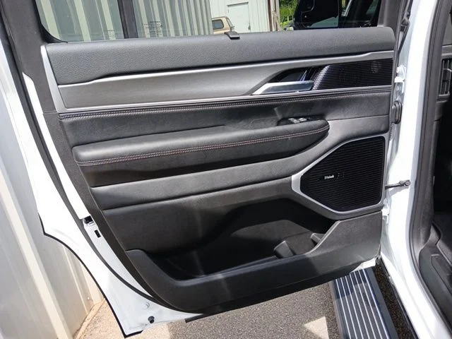 New 2026 Bright White Clear-Coat Exterior Paint Jeep Limited Reserve image 32