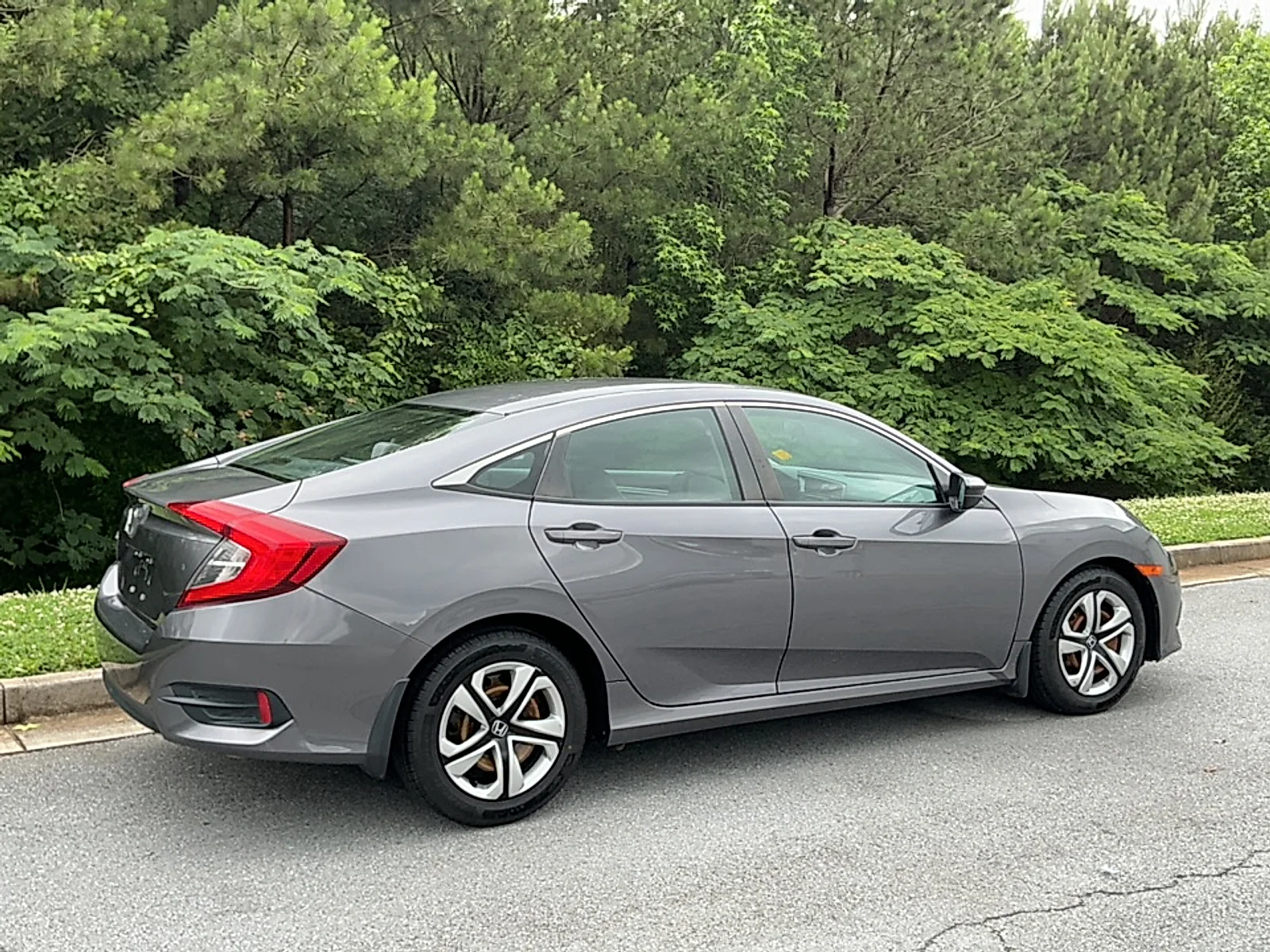 Used 2018  Honda LX image 2
