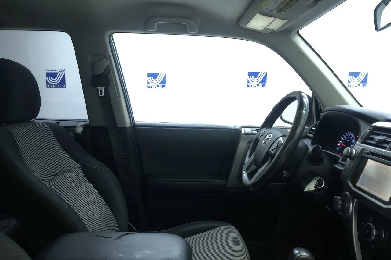 Used 2014 Nautical Blue Pearl Toyota SR5 image 16