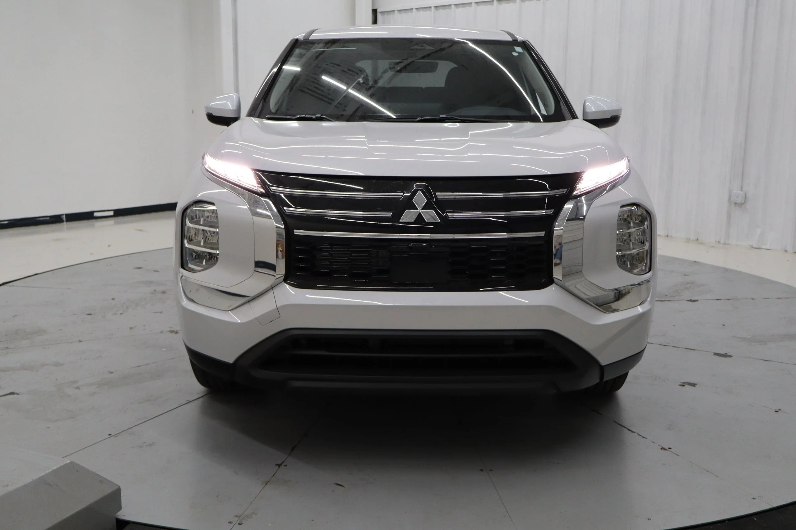 New 2026 White Mitsubishi ES image 8