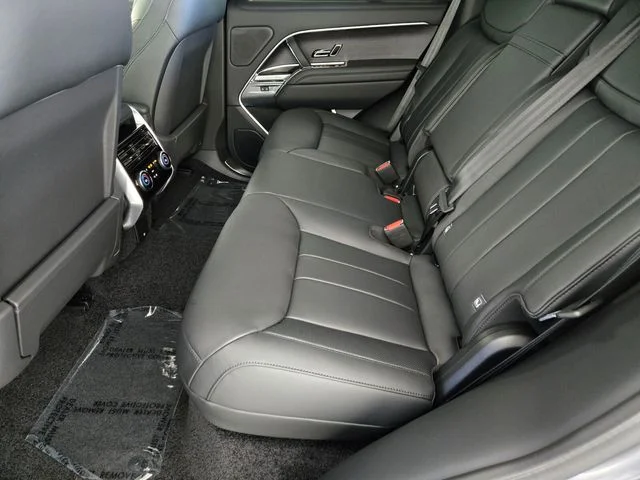 New 2026 Eiger Grey Land Rover SE image 5