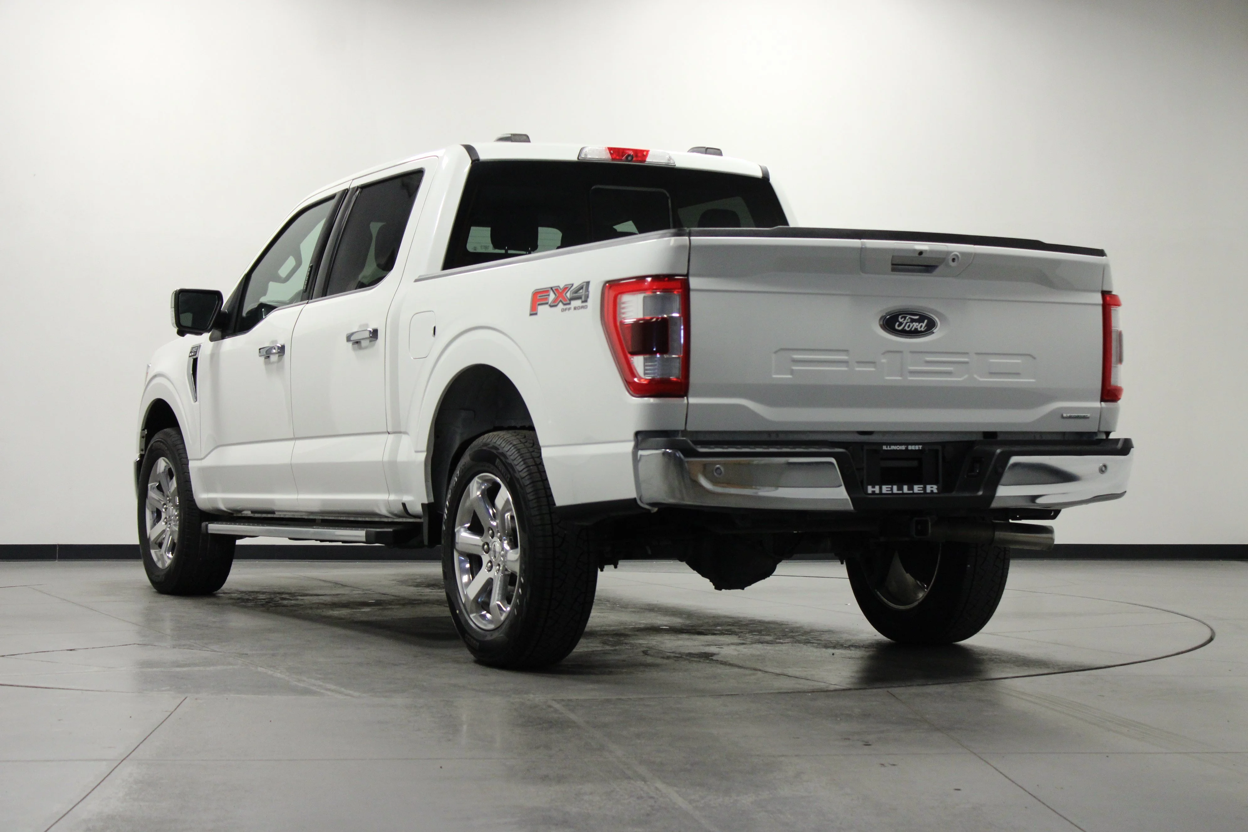 Used 2022 Star White Metallic Tri-Coat Ford LARIAT image 6
