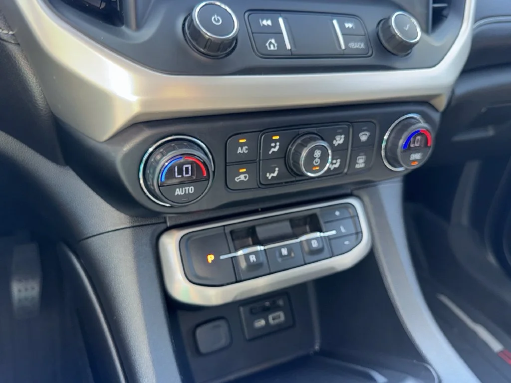 Used 2022 White GMC Denali image 18