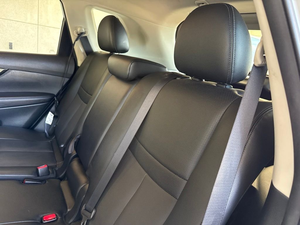 Used 2017 Brilliant Silver Nissan SL image 17