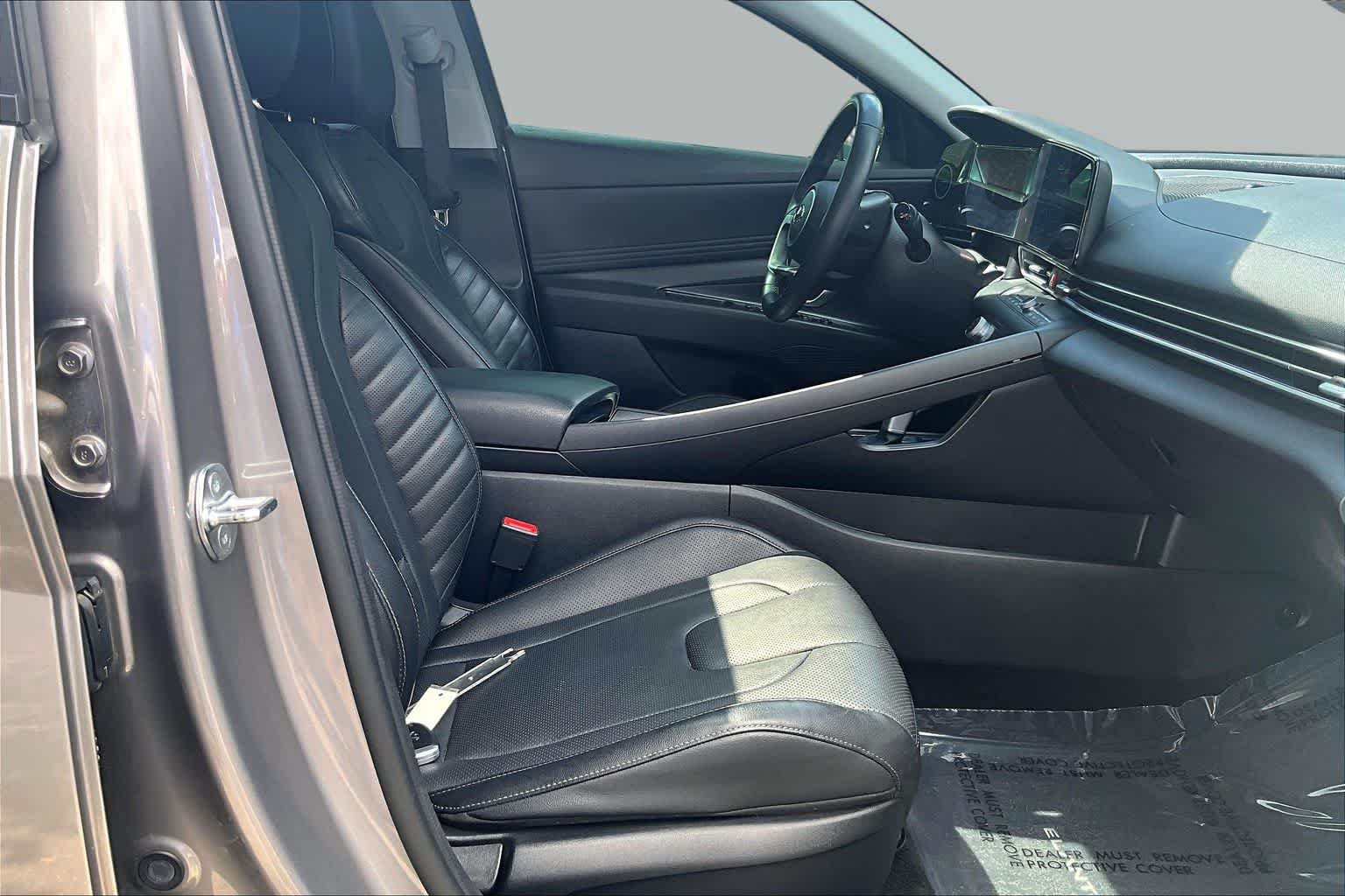 Used 2023 Fluid Metal Hyundai Limited image 8