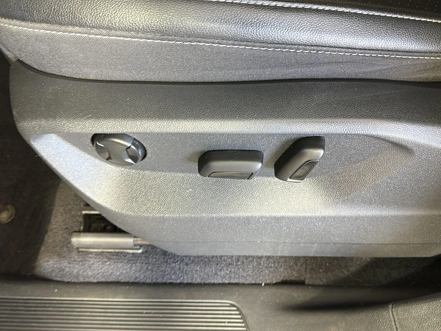 Used 2019 Platinum Gray Metallic Volkswagen 3.6L V6 SE image 11